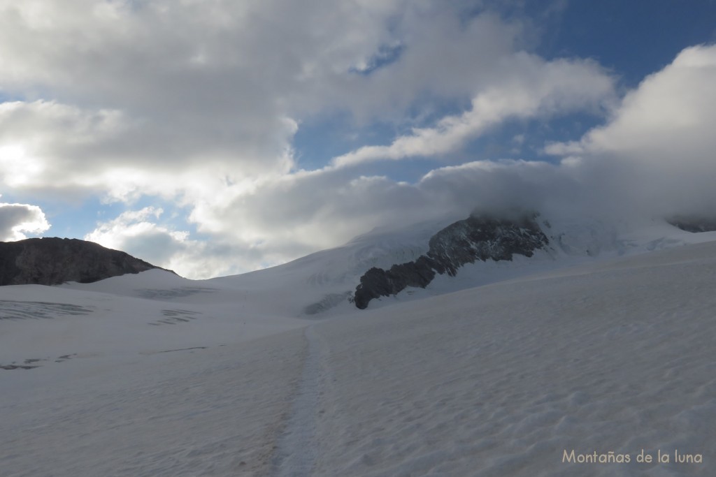 Cruzando el Glaciar Turtmann por su mitad, delante el Bishorn cubierto